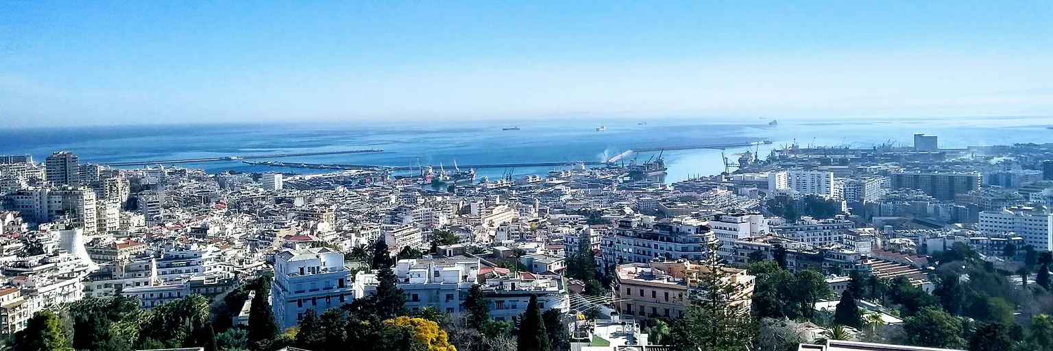 Monument des Martyrs et baie d'Alger, Algérie