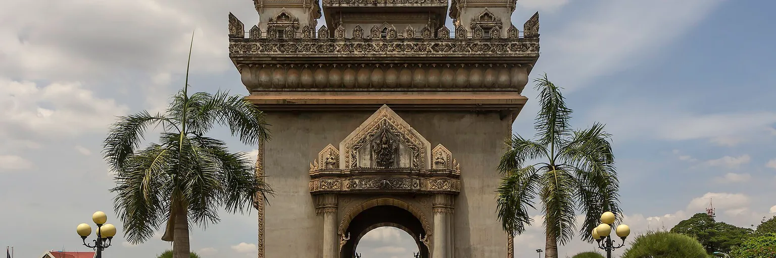 Monument Patuxai et grande allée de Vientiane, Laos
