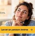 Utilisatrice réfléchissant à une décision déjà arrêtée